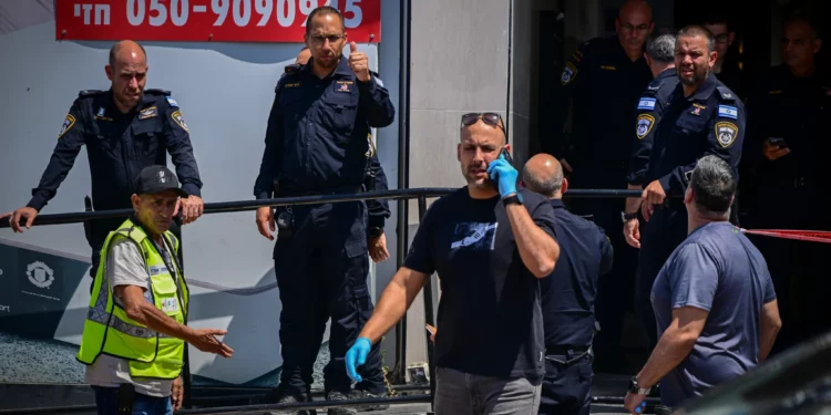 Agentes de policía en el lugar del asesinato de un abogado en un aparente homicidio selectivo en su oficina de Rishon Lezion, el 4 de agosto de 2026. (Avshalom Sassoni/FLASH90)