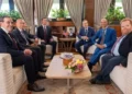 El enviado de la Junta de Paz, Nickolay Mladenov, y el asesor de la Casa Blanca, Jared Kushner (segundo y tercero desde la izquierda, respectivamente), se reúnen con el presidente Isaac Herzog (cuarto desde la izquierda), junto con otros asesores, en Jerusalén, el 17 de agosto de 2026. (Shalev Shalom)