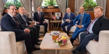 El enviado de la Junta de Paz, Nickolay Mladenov, y el asesor de la Casa Blanca, Jared Kushner (segundo y tercero desde la izquierda, respectivamente), se reúnen con el presidente Isaac Herzog (cuarto desde la izquierda), junto con otros asesores, en Jerusalén, el 17 de agosto de 2026. (Shalev Shalom)