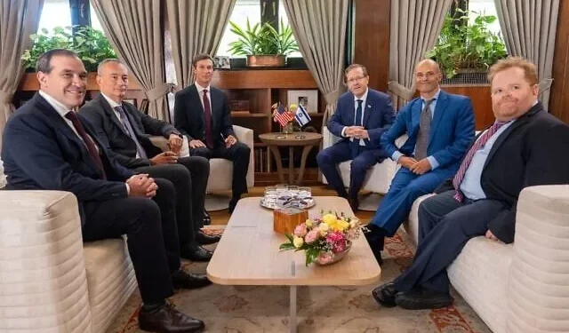 El enviado de la Junta de Paz, Nickolay Mladenov, y el asesor de la Casa Blanca, Jared Kushner (segundo y tercero desde la izquierda, respectivamente), se reúnen con el presidente Isaac Herzog (cuarto desde la izquierda), junto con otros asesores, en Jerusalén, el 17 de agosto de 2026. (Shalev Shalom)