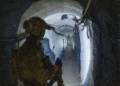 Un soldado de las FDI es visto en un túnel de Hezbolá cerca del Castillo de Beaufort, en el sur del Líbano, el 7 de julio de 2026. (Emanuel Fabian/Times of Israel)