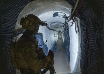 Un soldado de las FDI es visto en un túnel de Hezbolá cerca del Castillo de Beaufort, en el sur del Líbano, el 7 de julio de 2026. (Emanuel Fabian/Times of Israel)