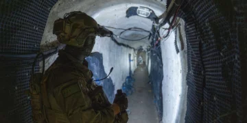 Un soldado de las FDI es visto en un túnel de Hezbolá cerca del Castillo de Beaufort, en el sur del Líbano, el 7 de julio de 2026. (Emanuel Fabian/Times of Israel)