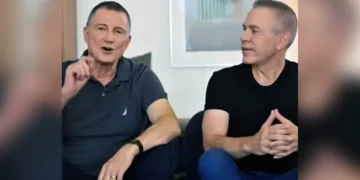 El exministro del Likud, Gilad Erdan, y el disidente del Likud, Yuli Edelstein, anuncian sus planes para formar un nuevo partido el 5 de agosto de 2026. (Captura de pantalla/X)