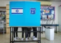Los israelíes emitieron su voto en las elecciones generales israelíes, en un colegio electoral en Jerusalén, el 1 de noviembre de 2022. (Olivier Fitoussi/Flash90)