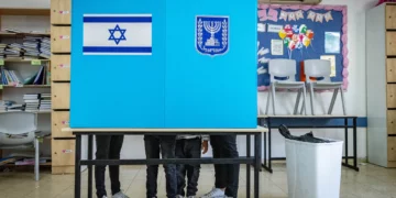 Los israelíes emitieron su voto en las elecciones generales israelíes, en un colegio electoral en Jerusalén, el 1 de noviembre de 2022. (Olivier Fitoussi/Flash90)