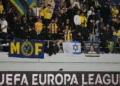 Aficionados del Maccabi presencian el partido de la fase inaugural de la Europa League entre el Maccabi Tel Aviv y el Midtjylland en Backa Topola, Serbia, el jueves 23 de octubre de 2025. (Foto AP/Darko Vojinovic)