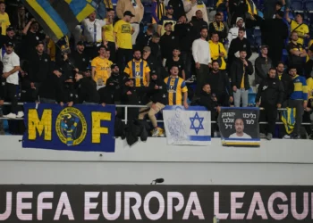 Aficionados del Maccabi presencian el partido de la fase inaugural de la Europa League entre el Maccabi Tel Aviv y el Midtjylland en Backa Topola, Serbia, el jueves 23 de octubre de 2025. (Foto AP/Darko Vojinovic)