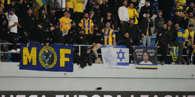 Aficionados del Maccabi presencian el partido de la fase inaugural de la Europa League entre el Maccabi Tel Aviv y el Midtjylland en Backa Topola, Serbia, el jueves 23 de octubre de 2025. (Foto AP/Darko Vojinovic)