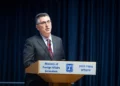 El ministro de Relaciones Exteriores, Gideon Sa'ar, interviene durante la ceremonia de firma de un acuerdo que establece la futura sede permanente de la Embajada de Estados Unidos en Jerusalén, en el Ministerio de Relaciones Exteriores en Jerusalén, el 1 de julio de 2026. (Chaim Goldberg/Flash90)