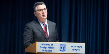 El ministro de Relaciones Exteriores, Gideon Sa'ar, interviene durante la ceremonia de firma de un acuerdo que establece la futura sede permanente de la Embajada de Estados Unidos en Jerusalén, en el Ministerio de Relaciones Exteriores en Jerusalén, el 1 de julio de 2026. (Chaim Goldberg/Flash90)