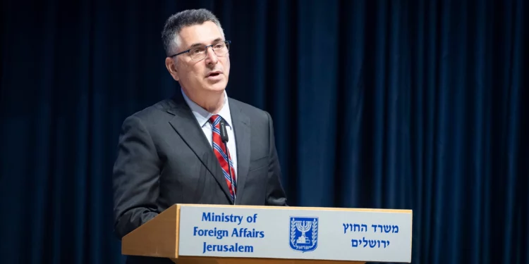 El ministro de Relaciones Exteriores, Gideon Sa'ar, interviene durante la ceremonia de firma de un acuerdo que establece la futura sede permanente de la Embajada de Estados Unidos en Jerusalén, en el Ministerio de Relaciones Exteriores en Jerusalén, el 1 de julio de 2026. (Chaim Goldberg/Flash90)