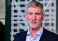 El presidente del partido Demócratas, Yair Golan, ofrece una declaración a los medios de comunicación frente al estudio de noticias del Canal 12 en Tel Aviv, después de que un asaltante destrozara las puertas de entrada del edificio durante la noche del 28 de julio de 2026. (Avshalom Sassoni/Flash90)
