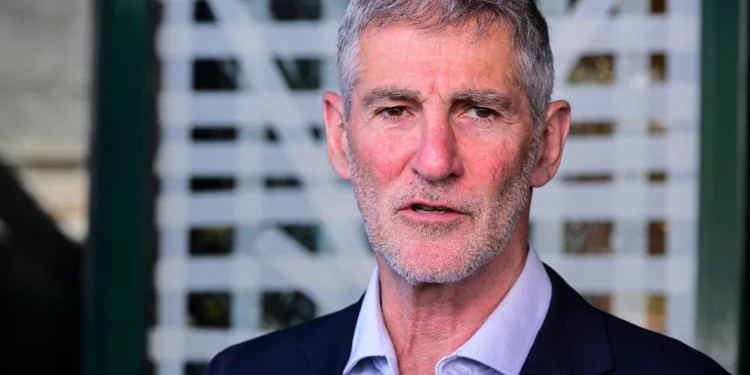El presidente del partido Demócratas, Yair Golan, ofrece una declaración a los medios de comunicación frente al estudio de noticias del Canal 12 en Tel Aviv, después de que un asaltante destrozara las puertas de entrada del edificio durante la noche del 28 de julio de 2026. (Avshalom Sassoni/Flash90)