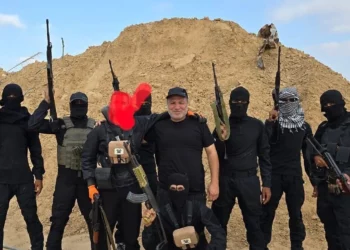 Hossam al-Astal (en el centro) aparece rodeado de miembros armados de su grupo, “Fuerza de Ataque contra el Terrorismo”, en una fotografía sin fecha tomada en la Franja de Gaza y publicada en Facebook. (Cortesía: Hossam al-Astal vía Facebook)
