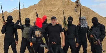 Hossam al-Astal (en el centro) aparece rodeado de miembros armados de su grupo, “Fuerza de Ataque contra el Terrorismo”, en una fotografía sin fecha tomada en la Franja de Gaza y publicada en Facebook. (Cortesía: Hossam al-Astal vía Facebook)
