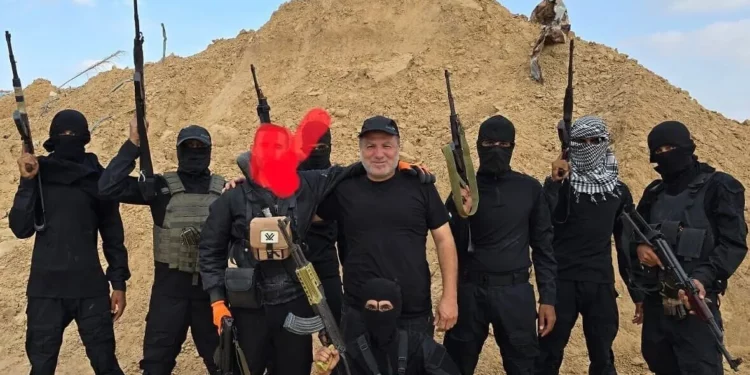 Hossam al-Astal (en el centro) aparece rodeado de miembros armados de su grupo, “Fuerza de Ataque contra el Terrorismo”, en una fotografía sin fecha tomada en la Franja de Gaza y publicada en Facebook. (Cortesía: Hossam al-Astal vía Facebook)