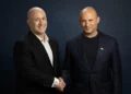 Mati Gill (izquierda) con el líder del partido B'Yachad, Naftali Bennett, en una foto publicada el 12 de agosto de 2026 (Cortesía).