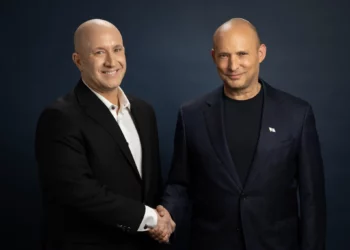 Mati Gill (izquierda) con el líder del partido B'Yachad, Naftali Bennett, en una foto publicada el 12 de agosto de 2026 (Cortesía).