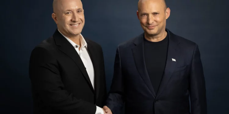 Mati Gill (izquierda) con el líder del partido B'Yachad, Naftali Bennett, en una foto publicada el 12 de agosto de 2026 (Cortesía).