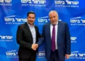 El diputado Dan Illouz (izquierda) posa junto al presidente de Yisrael Beytenu, Avigdor Liberman, tras unirse al partido después de su dimisión del Likud, el 5 de agosto de 2026. (Yisrael Beytenu)