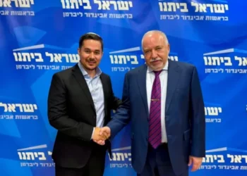 El diputado Dan Illouz (izquierda) posa junto al presidente de Yisrael Beytenu, Avigdor Liberman, tras unirse al partido después de su dimisión del Likud, el 5 de agosto de 2026. (Yisrael Beytenu)