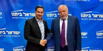 El diputado Dan Illouz (izquierda) posa junto al presidente de Yisrael Beytenu, Avigdor Liberman, tras unirse al partido después de su dimisión del Likud, el 5 de agosto de 2026. (Yisrael Beytenu)