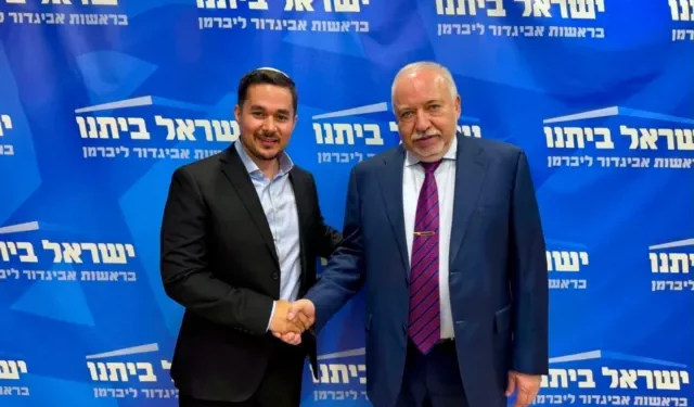 El diputado Dan Illouz (izquierda) posa junto al presidente de Yisrael Beytenu, Avigdor Liberman, tras unirse al partido después de su dimisión del Likud, el 5 de agosto de 2026. (Yisrael Beytenu)