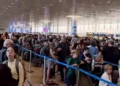Los viajeros esperan en la sala de salidas del aeropuerto Ben Gurion durante una huelga espontánea, el 20 de agosto de 2026. (Captura de pantalla X, utilizada de conformidad con la cláusula 27a de la ley de derechos de autor).