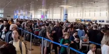 Los viajeros esperan en la sala de salidas del aeropuerto Ben Gurion durante una huelga espontánea, el 20 de agosto de 2026. (Captura de pantalla X, utilizada de conformidad con la cláusula 27a de la ley de derechos de autor).