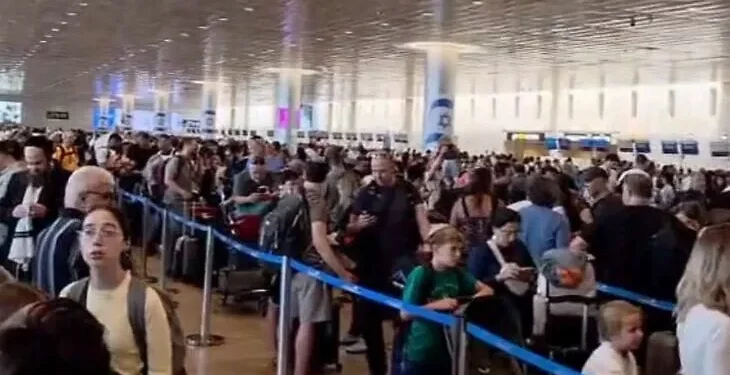 Los viajeros esperan en la sala de salidas del aeropuerto Ben Gurion durante una huelga espontánea, el 20 de agosto de 2026. (Captura de pantalla X, utilizada de conformidad con la cláusula 27a de la ley de derechos de autor).