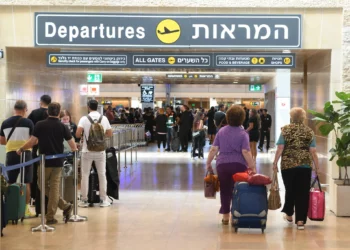 Passengers at Ben Gurion Airport, June 6, 2022. (Gili Yaari/Flash90)