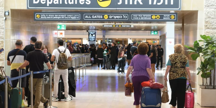 Passengers at Ben Gurion Airport, June 6, 2022. (Gili Yaari/Flash90)