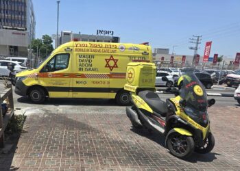 Médicos en el lugar de un tiroteo criminal fatal en Rishon Lezion, 4 de agosto de 2026. (Maguen David Adom)
