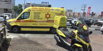 Médicos en el lugar de un tiroteo criminal fatal en Rishon Lezion, 4 de agosto de 2026. (Maguen David Adom)