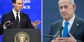 De izquierda a derecha: Jared Kushner, asesor de la Casa Blanca; Nickolay Mladenov, enviado de la Junta de Paz; y el primer ministro Benjamin Netanyahu. (Fabrice COFFRINI / AFP, Chaim Goldberg/FLASH90)