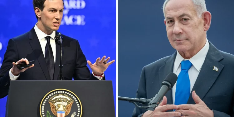 De izquierda a derecha: Jared Kushner, asesor de la Casa Blanca; Nickolay Mladenov, enviado de la Junta de Paz; y el primer ministro Benjamin Netanyahu. (Fabrice COFFRINI / AFP, Chaim Goldberg/FLASH90)