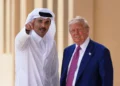 El emir de Qatar, el jeque Tamim bin Hamad Al Thani, hace un gesto junto al presidente estadounidense Donald Trump en la base aérea de Al Udeid, el 15 de mayo de 2025, en Doha, Qatar. (AP/Alex Brandon)