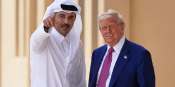 El emir de Qatar, el jeque Tamim bin Hamad Al Thani, hace un gesto junto al presidente estadounidense Donald Trump en la base aérea de Al Udeid, el 15 de mayo de 2025, en Doha, Qatar. (AP/Alex Brandon)