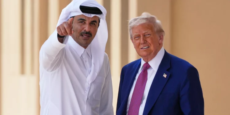 El emir de Qatar, el jeque Tamim bin Hamad Al Thani, hace un gesto junto al presidente estadounidense Donald Trump en la base aérea de Al Udeid, el 15 de mayo de 2025, en Doha, Qatar. (AP/Alex Brandon)