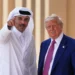 El emir de Qatar, el jeque Tamim bin Hamad Al Thani, hace un gesto junto al presidente estadounidense Donald Trump en la base aérea de Al Udeid, el 15 de mayo de 2025, en Doha, Qatar. (AP/Alex Brandon)