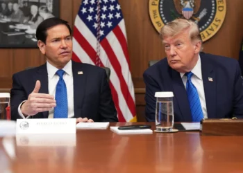 El secretario de Estado de Estados Unidos, Marco Rubio, habla mientras el presidente estadounidense Donald Trump escucha durante una reunión de gabinete, el 31 de julio de 2026, en Camp David, la residencia presidencial, cerca de Thurmont, Maryland. (Foto AP/Jacquelyn Martin)