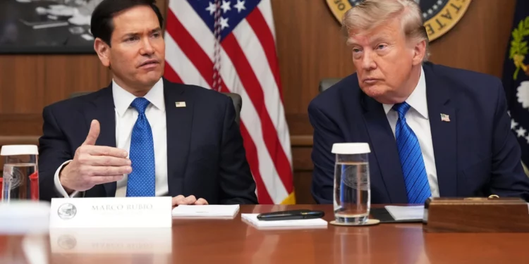 El secretario de Estado de Estados Unidos, Marco Rubio, habla mientras el presidente estadounidense Donald Trump escucha durante una reunión de gabinete, el 31 de julio de 2026, en Camp David, la residencia presidencial, cerca de Thurmont, Maryland. (Foto AP/Jacquelyn Martin)