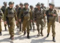 El jefe del Estado Mayor de las FDI, teniente general Eyal Zamir (centro), aparece en la Franja de Gaza el 5 de agosto de 2026. (Fuerzas de Defensa de Israel)