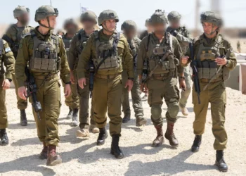 El jefe del Estado Mayor de las FDI, teniente general Eyal Zamir (centro), aparece en la Franja de Gaza el 5 de agosto de 2026. (Fuerzas de Defensa de Israel)