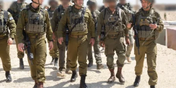 El jefe del Estado Mayor de las FDI, teniente general Eyal Zamir (centro), aparece en la Franja de Gaza el 5 de agosto de 2026. (Fuerzas de Defensa de Israel)
