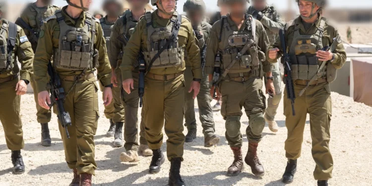El jefe del Estado Mayor de las FDI, teniente general Eyal Zamir (centro), aparece en la Franja de Gaza el 5 de agosto de 2026. (Fuerzas de Defensa de Israel)