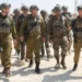 El jefe del Estado Mayor de las FDI, teniente general Eyal Zamir (centro), aparece en la Franja de Gaza el 5 de agosto de 2026. (Fuerzas de Defensa de Israel)