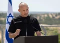 Naftali Bennett hablando en la ciudad fronteriza de Netiv Ha'asara, Gaza, el 4 de agosto de 2026. (Cortesía del partido Juntos)