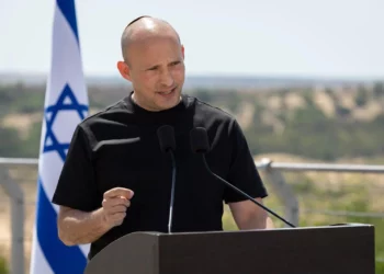 Naftali Bennett hablando en la ciudad fronteriza de Netiv Ha'asara, Gaza, el 4 de agosto de 2026. (Cortesía del partido Juntos)